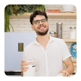 Eduardo segurando ingredientes para receita